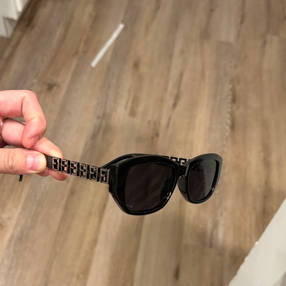 CC Boutique Black Sunglasses with Chain-Detail Temples - Picture 7 of 8